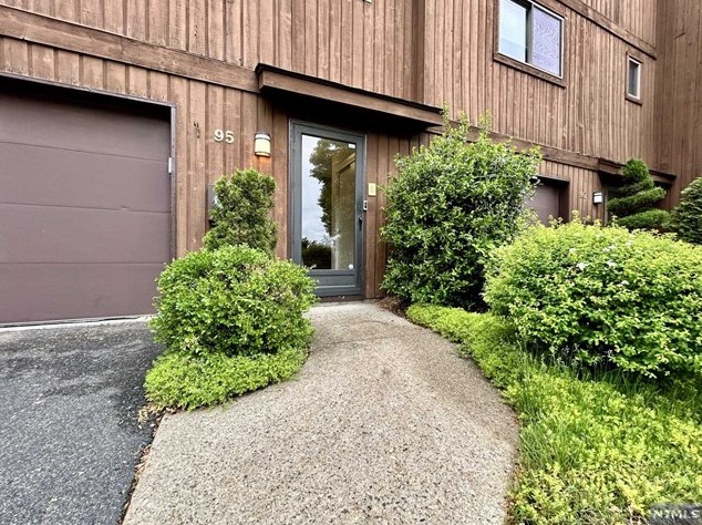 95 Metro Vista Dr, Paterson NJ  07506-3436 exterior
