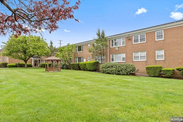 605 Grove St, Clifton NJ  07013-3818 exterior