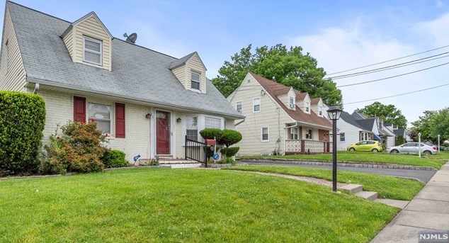 21 Lincoln Ave, Elmwood Park NJ  07407-1614 exterior