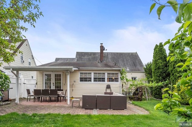 21 Lincoln Ave, Elmwood Park NJ  07407-1615 exterior