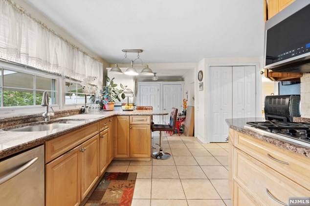 21 Lincoln Ave, Elmwood Park NJ  07407-1615 exterior