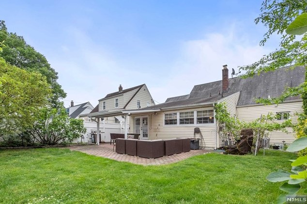 21 Lincoln Ave, Elmwood Park NJ  07407-1615 exterior