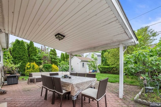 21 Lincoln Ave, Elmwood Park NJ  07407-1615 exterior