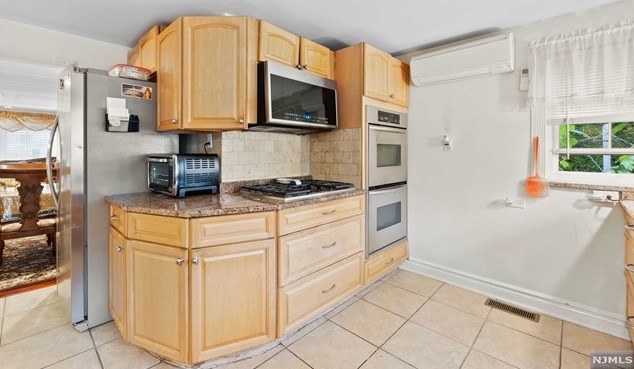 21 Lincoln Ave, Elmwood Park NJ  07407-1615 exterior