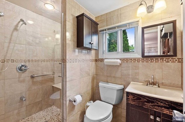 21 Lincoln Ave, Elmwood Park NJ  07407-1615 exterior