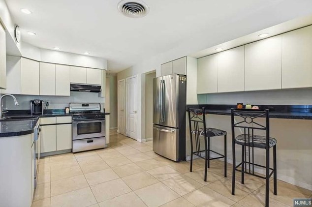 205 Roosevelt Ave, Hasbrouck Heights NJ 07604-1611 exterior