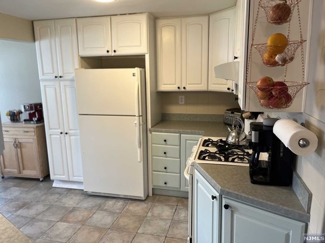 110 Lincoln Ave, Elmwood Park NJ  07407-1619 exterior