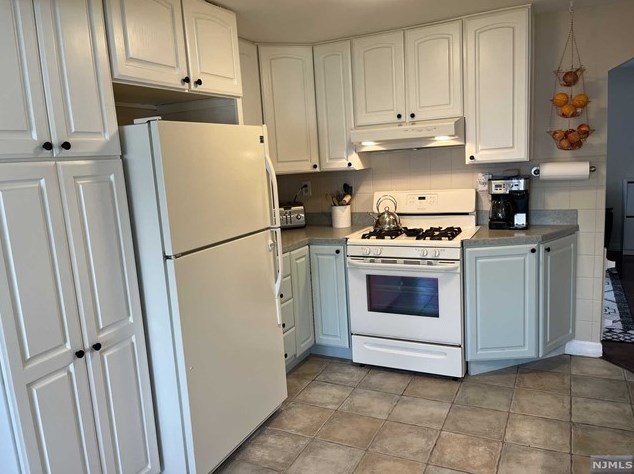 110 Lincoln Ave, Elmwood Park NJ  07407-1619 exterior