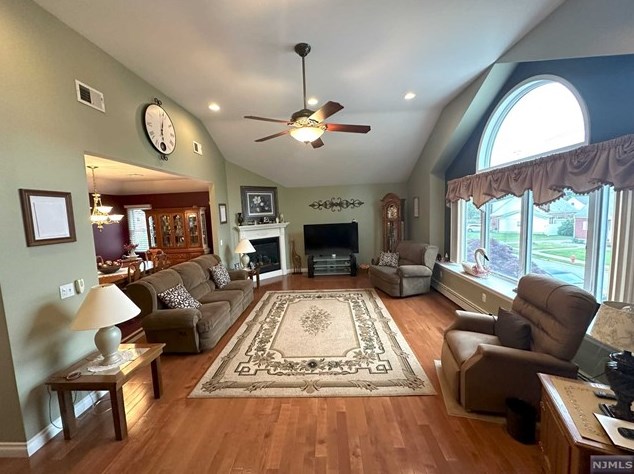 16 Crescent Rd, Wallington, NJ 07057
