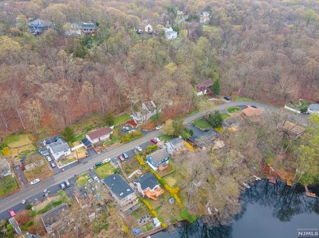 240 Skyline Lake Dr, Skyline Lakes NJ  07456-1959 exterior