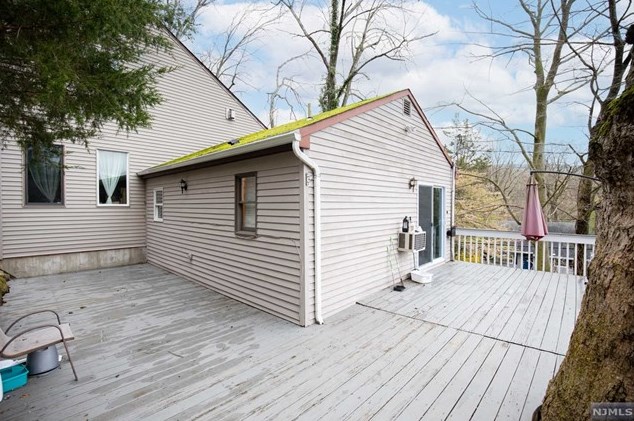 240 Skyline Lake Dr, Skyline Lakes NJ  07456-1959 exterior