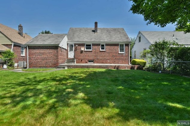 178 Queen St, Bergenfield NJ 07621-1524 exterior