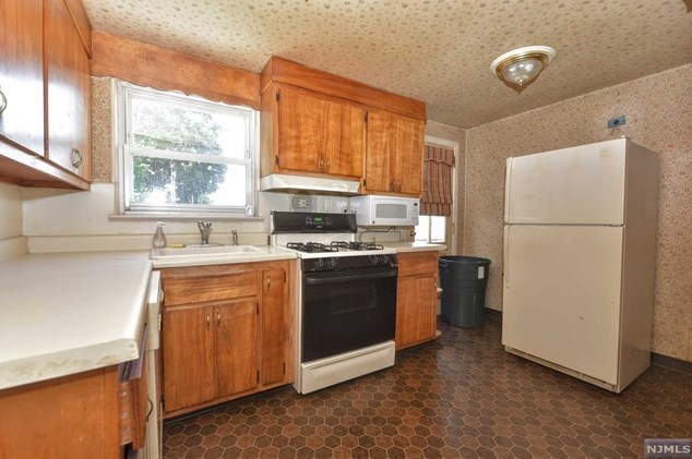 178 Queen St, Bergenfield NJ 07621-1524 exterior