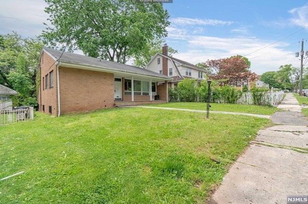 86 Chancellor Ave, Newark NJ  07112-2203 exterior