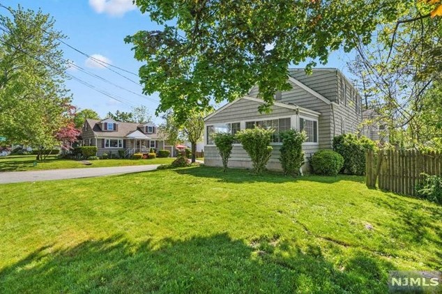 65 Harrison St, West Paterson NJ 07424-1655 exterior