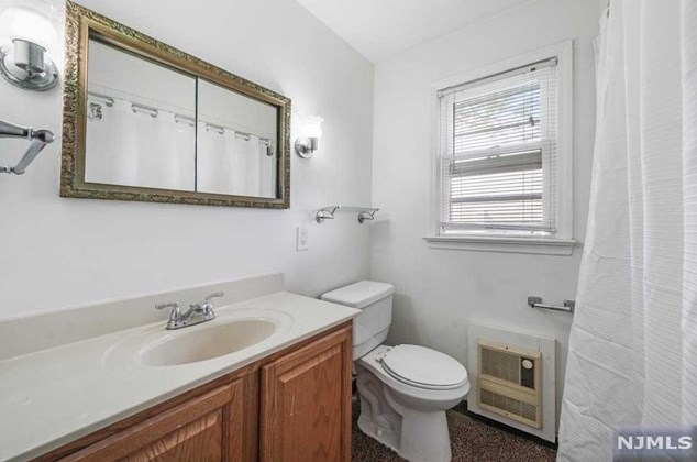 65 Harrison St, West Paterson NJ 07424-1655 exterior