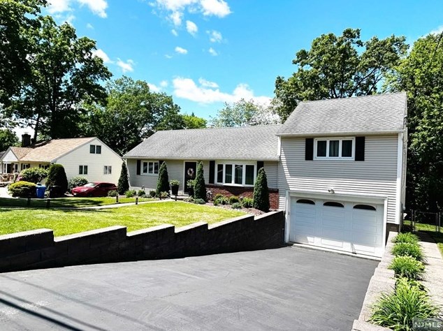 321 Maplewood Dr, Paramus NJ  07652-3402 exterior