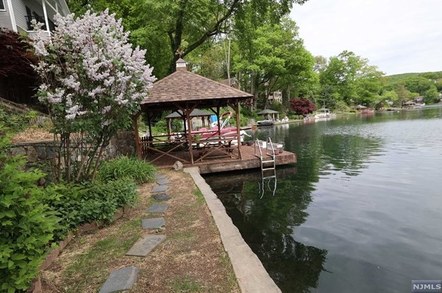 377 Lakeview Ave, Skyline Lakes NJ 07456-2100 exterior