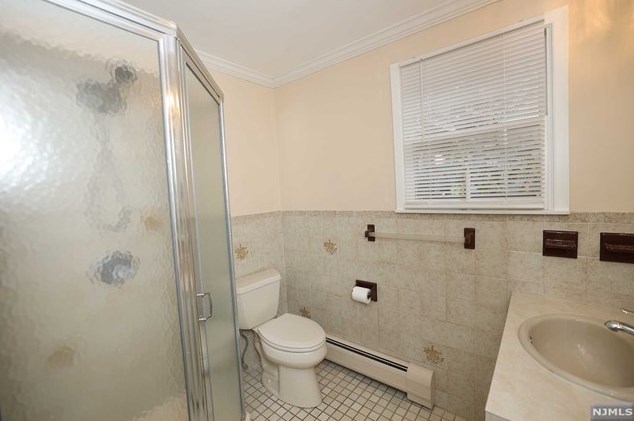 377 Lakeview Ave, Skyline Lakes NJ 07456-2100 exterior