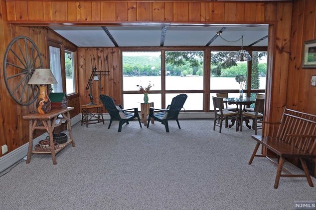 377 Lakeview Ave, Skyline Lakes NJ 07456-2100 exterior