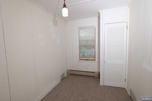 377 Lakeview Ave, Skyline Lakes NJ 07456-2100 exterior