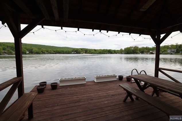 377 Lakeview Ave, Skyline Lakes NJ 07456-2100 exterior