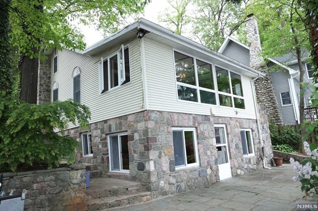 377 Lakeview Ave, Skyline Lakes NJ 07456-2100 exterior