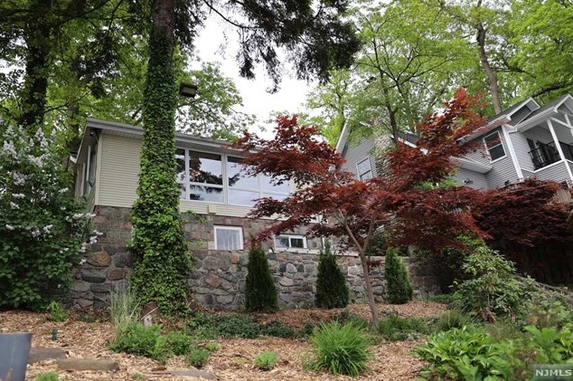 377 Lakeview Ave, Skyline Lakes NJ 07456-2100 exterior