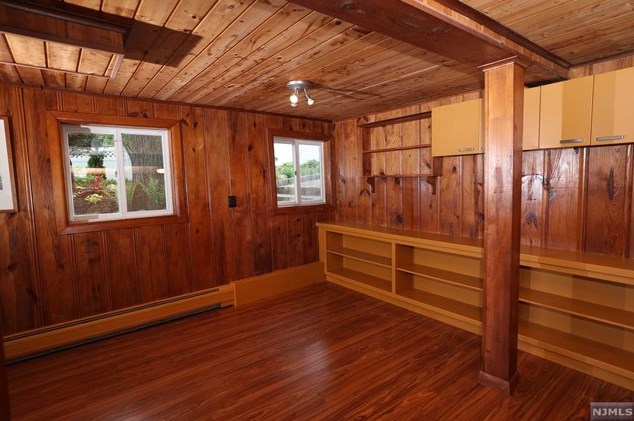 377 Lakeview Ave, Skyline Lakes NJ 07456-2100 exterior