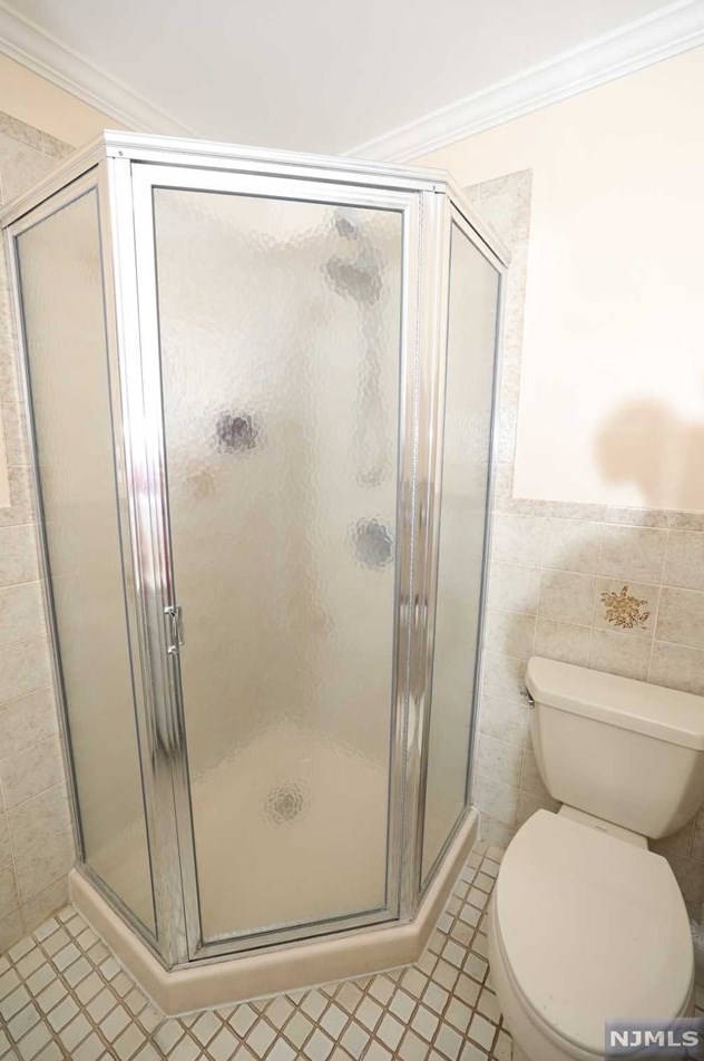 377 Lakeview Ave, Skyline Lakes NJ 07456-2100 exterior