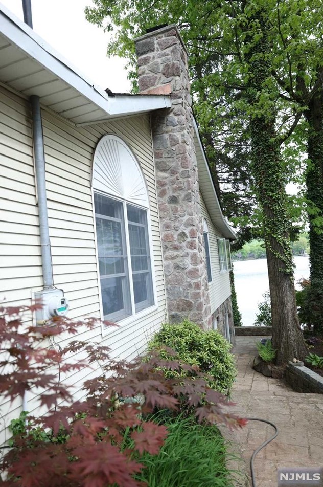 377 Lakeview Ave, Skyline Lakes NJ 07456-2100 exterior