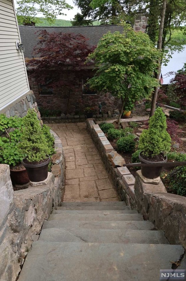 377 Lakeview Ave, Skyline Lakes NJ 07456-2100 exterior