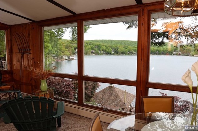 377 Lakeview Ave, Skyline Lakes NJ 07456-2100 exterior