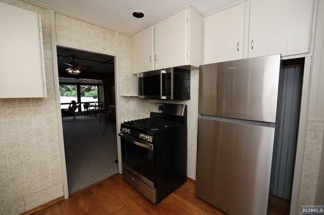 377 Lakeview Ave, Skyline Lakes NJ 07456-2100 exterior