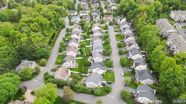 8 Serrell Dr, Montvale NJ 07645-1150 exterior