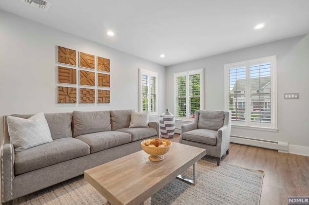 8 Serrell Dr, Montvale NJ 07645-1150 exterior