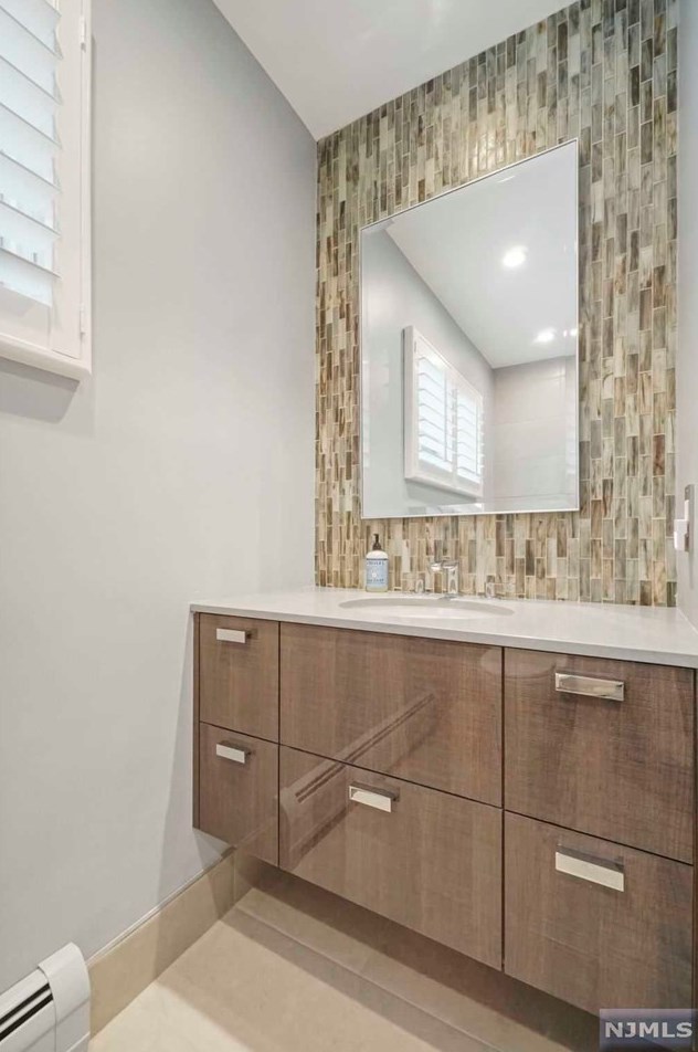 8 Serrell Dr, Montvale NJ 07645-1150 exterior