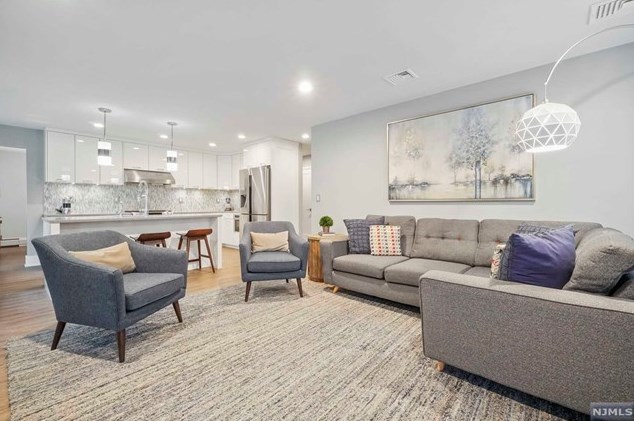 8 Serrell Dr, Montvale NJ 07645-1150 exterior