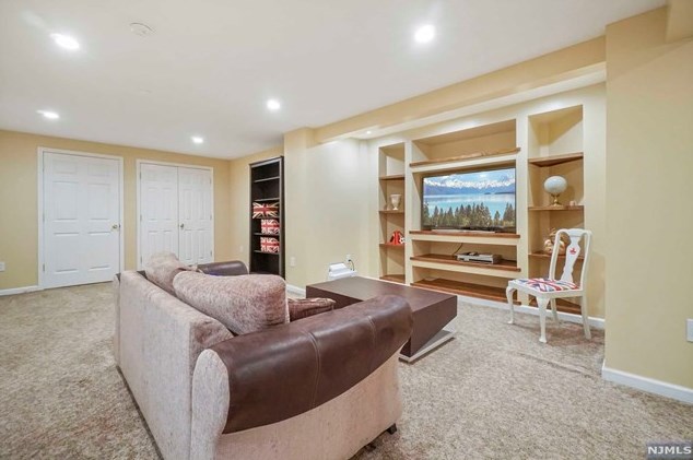 8 Serrell Dr, Montvale NJ 07645-1150 exterior