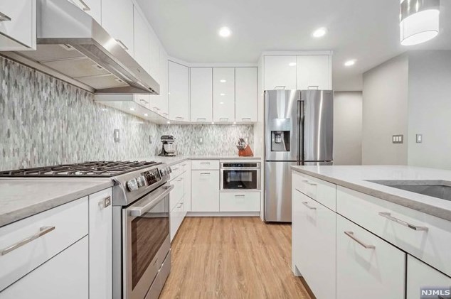 8 Serrell Dr, Montvale NJ 07645-1150 exterior