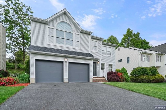 8 Serrell Dr, Montvale NJ 07645-1150 exterior