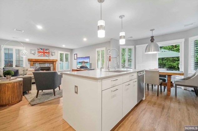 8 Serrell Dr, Montvale NJ 07645-1150 exterior