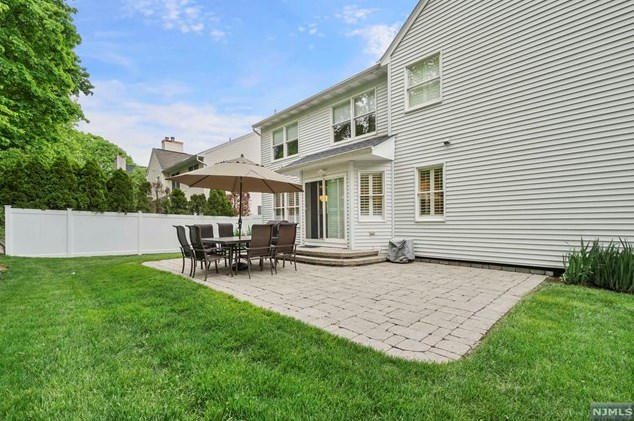 8 Serrell Dr, Montvale NJ 07645-1150 exterior