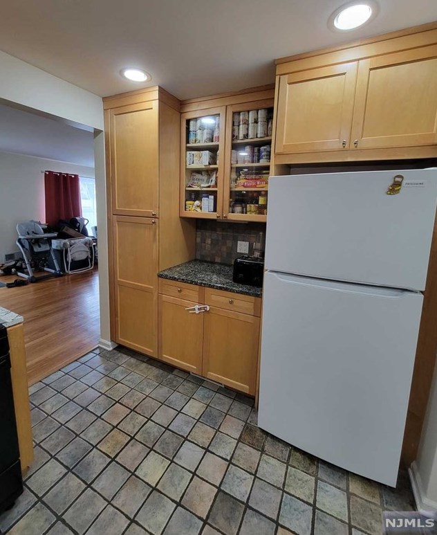 230 Beech Dr, River Edge NJ  07661-1110 exterior