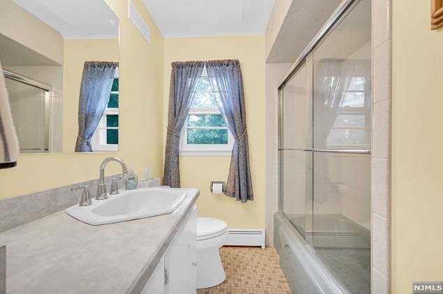 57 Calumet Ave, Oakland NJ  07436-2914 exterior