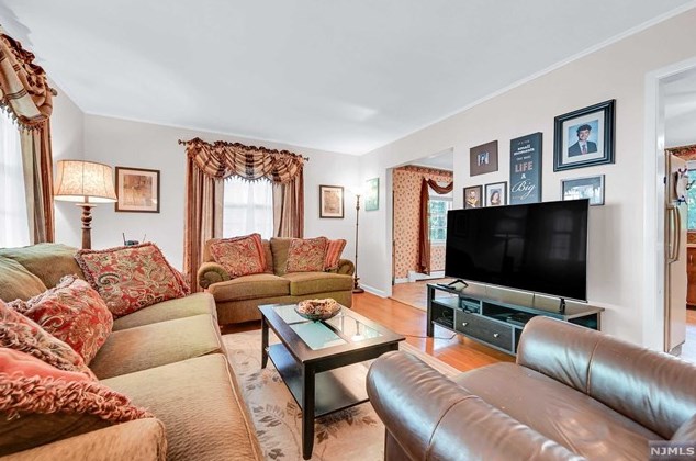 57 Calumet Ave, Oakland NJ  07436-2902 exterior