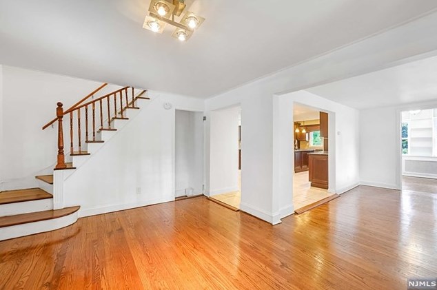 816 Pascack Rd, Paramus NJ  07652-4228 exterior