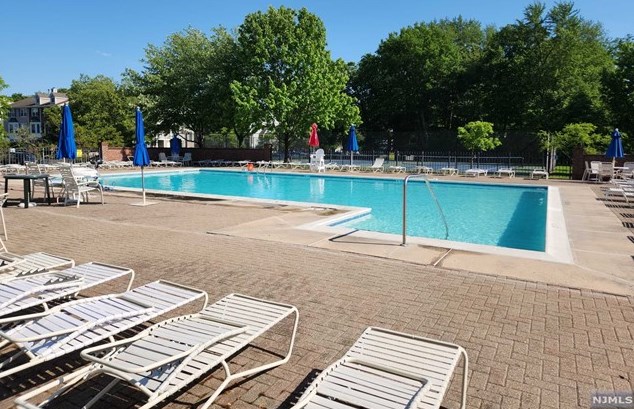 545 Holly Ct, Mahwah NJ 07430-3434 exterior