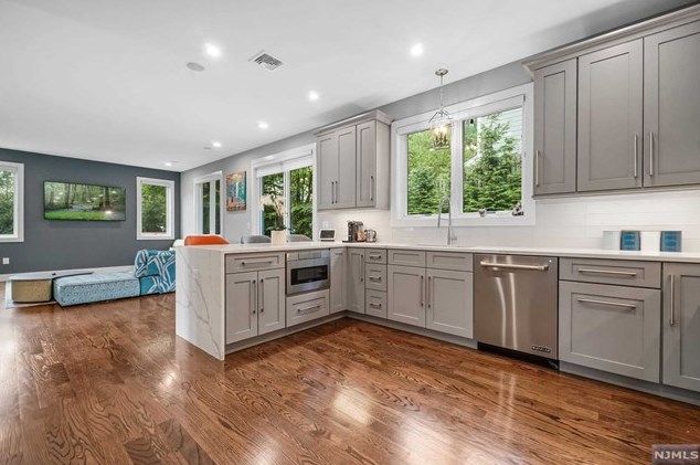 55 Cedar St, Cresskill NJ 07626-2508 exterior