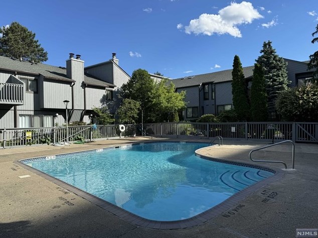 1593 John St, West Fort Lee NJ 07024-2505 exterior